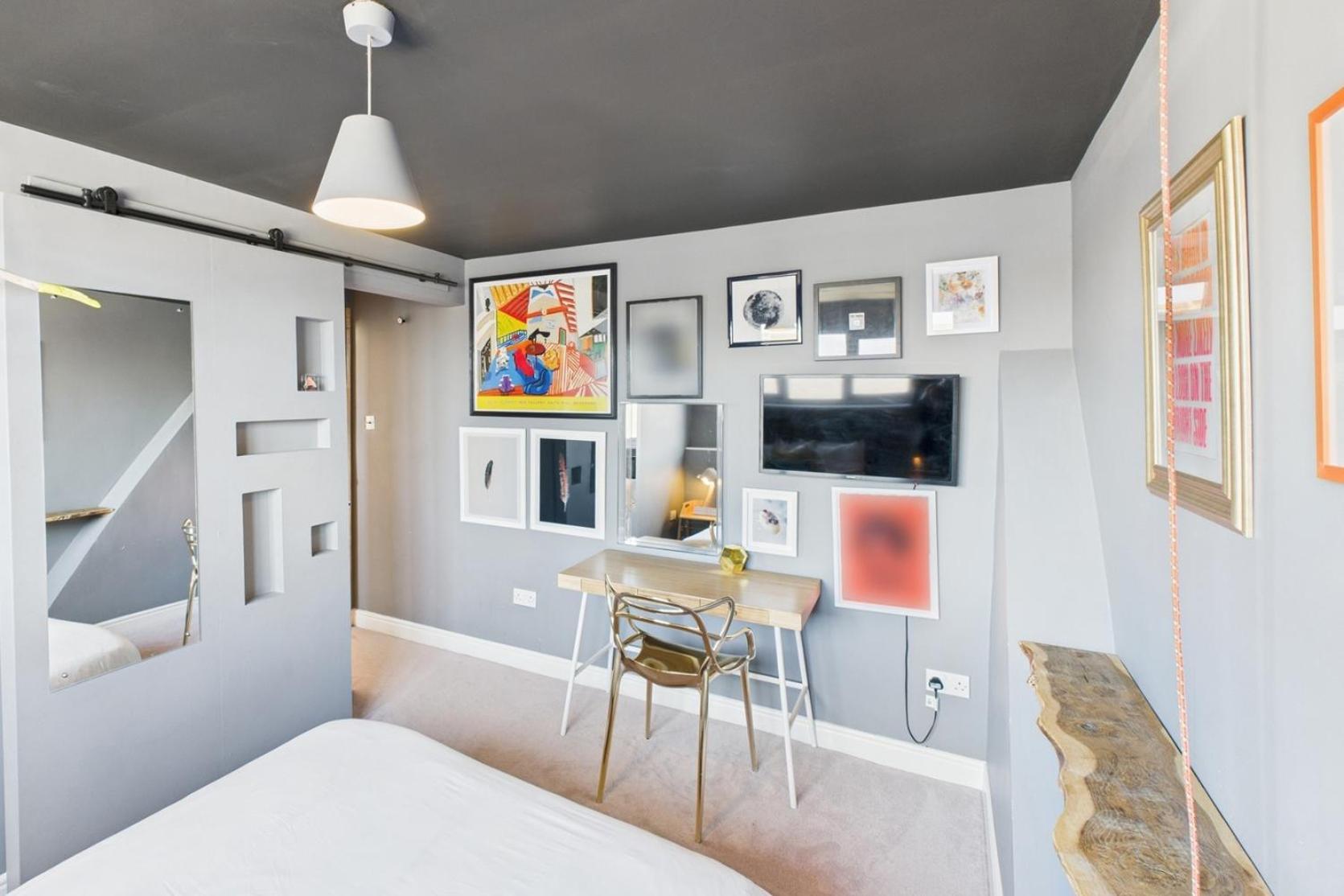 Host & - The Artists Pad